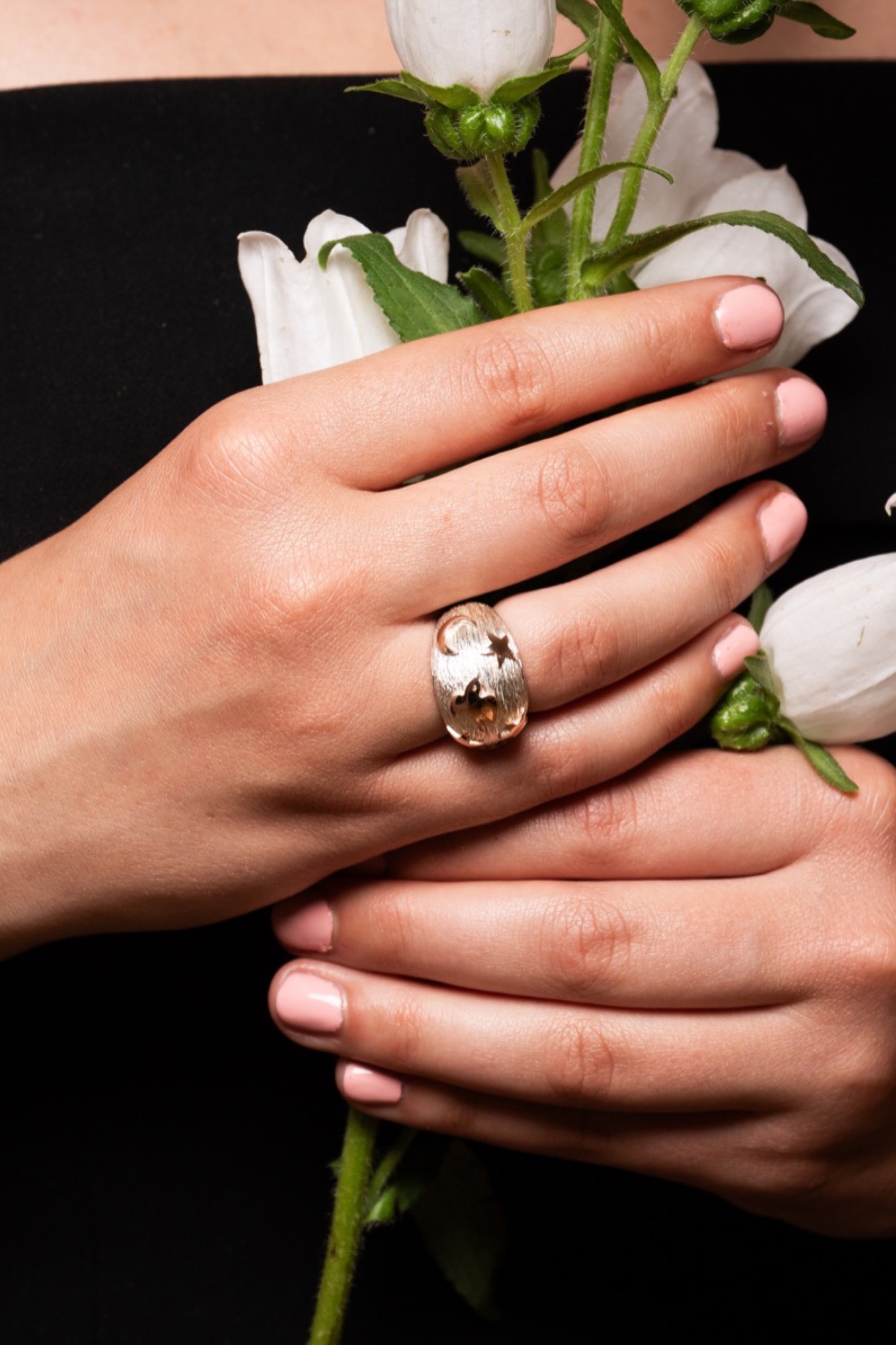 Bague Céleste portée, entourée de fleurs