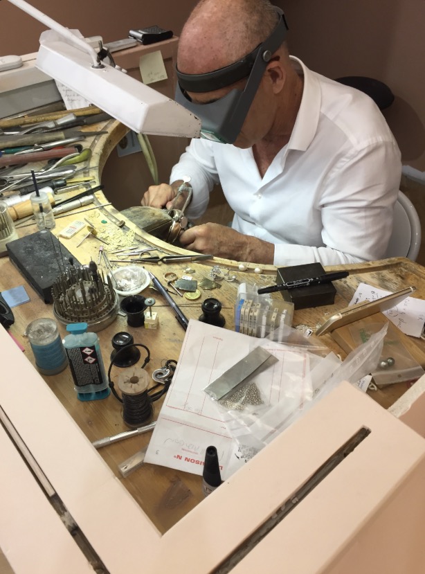 Jacques Radigon, Maître Artisan joaillier, à son établi dans l'atelier de La Joaillerie Nice